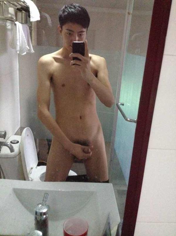 Here is another free asian boys hot selfie pic.
